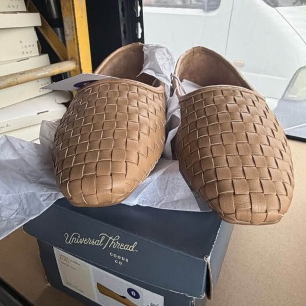 Universal Thread Lorna Flats